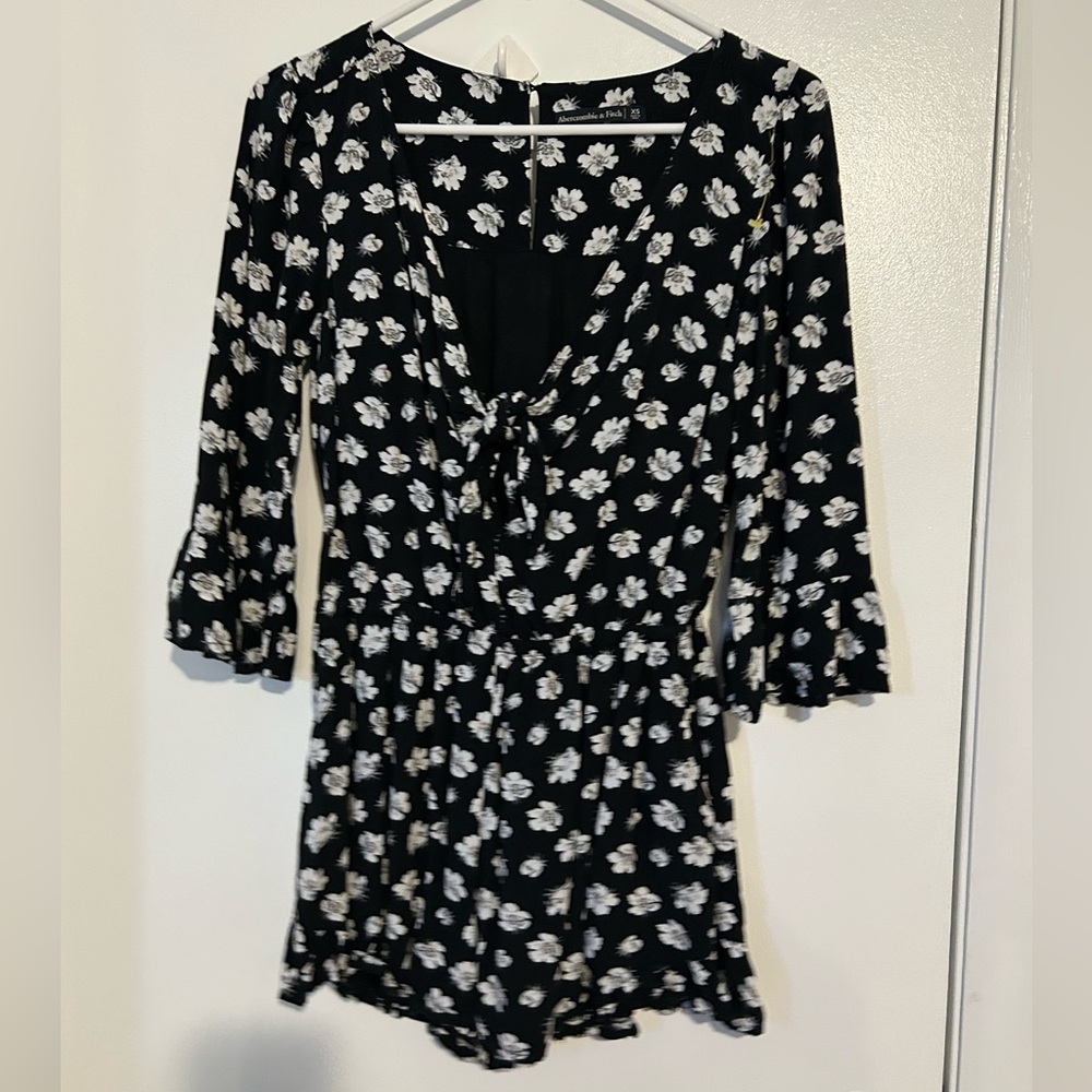 EC ABERCROMBIE & FITCH FLORAL ROMPER W/RUFFLES AND TIES IN THE MIDDLE SZ…